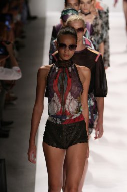 model custo barcelona pist yürür