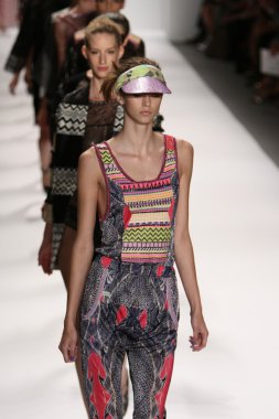 model custo barcelona pist yürür