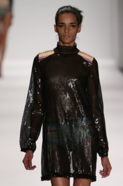 model custo barcelona pist yürür