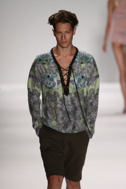 model custo barcelona pist yürür