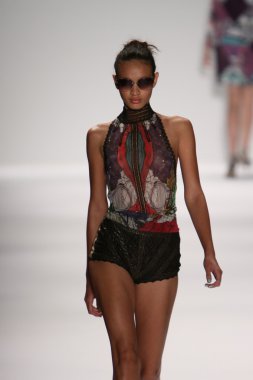 model custo barcelona pist yürür