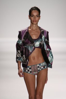 model custo barcelona pist yürür