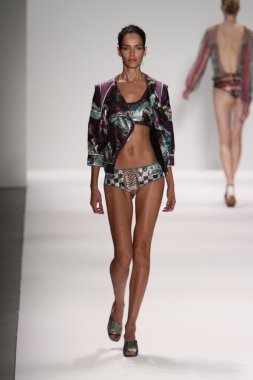 model custo barcelona pist yürür