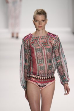 model custo barcelona pist yürür