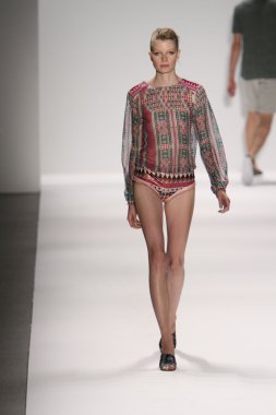 model custo barcelona pist yürür