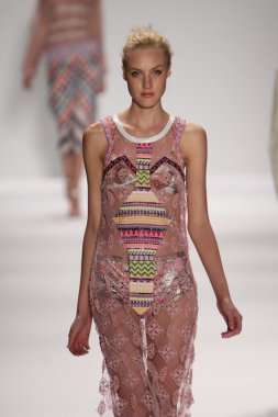 model custo barcelona pist yürür