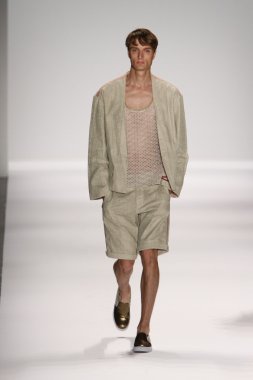 model custo barcelona pist yürür