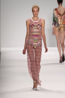 model custo barcelona pist yürür