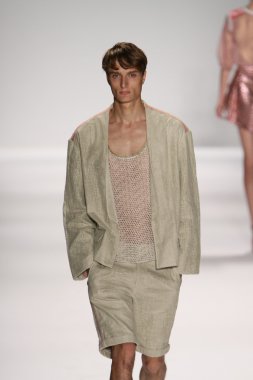 model custo barcelona pist yürür