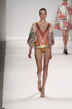 model custo barcelona pist yürür