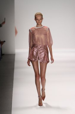 model custo barcelona pist yürür