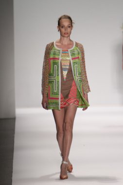 model custo barcelona pist yürür