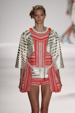 model custo barcelona pist yürür