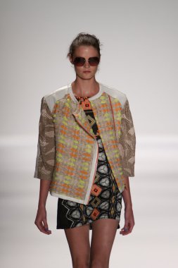 model custo barcelona pist yürür