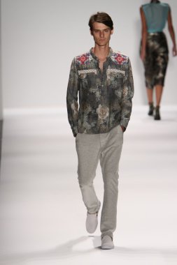 model custo barcelona pist yürür