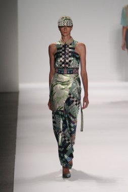 model custo barcelona pist yürür