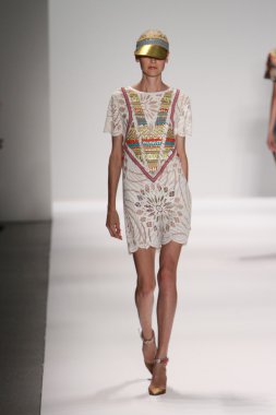 model custo barcelona pist yürür