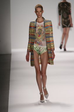 model custo barcelona pist yürür