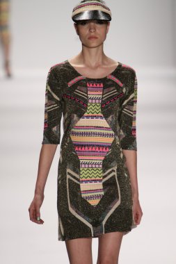 model custo barcelona pist yürür