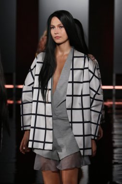 sally Lapointe'ye defilede modeller yürümek