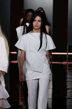 sally Lapointe'ye defilede modeller yürümek