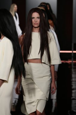 sally Lapointe'ye defilede modeller yürümek