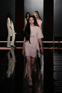 sally Lapointe'ye defilede modeller yürümek