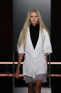 sally Lapointe'ye defile pist model yürür