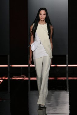 sally Lapointe'ye defile pist model yürür