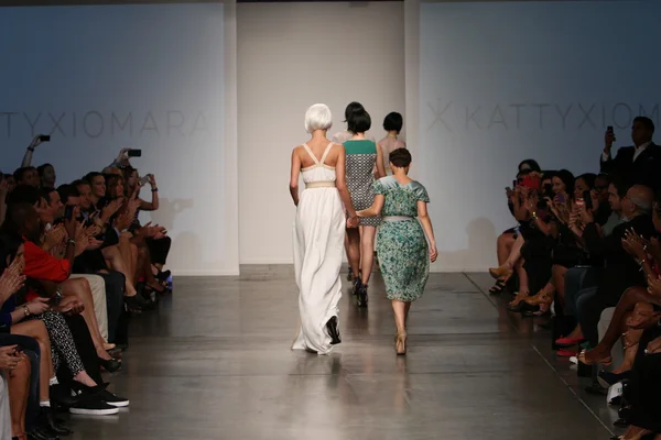 Designer Katty Xiomara and models — Stock Photo, Image