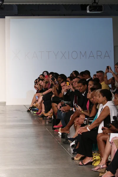 Crowd at the runway Katty Xiomara show — Stock Photo, Image