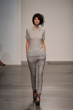 katty xiomara Show'da pist model yürür