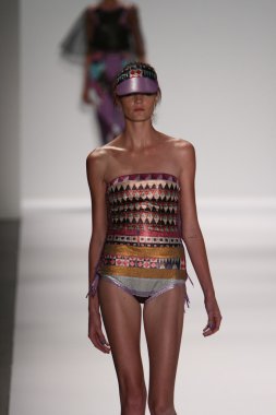 model custo barcelona pist yürür