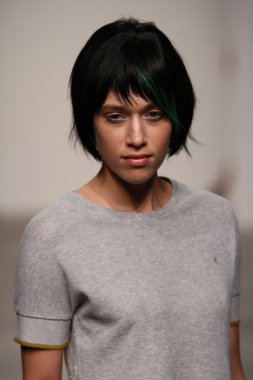 katty xiomara göstermek de pist model yürür