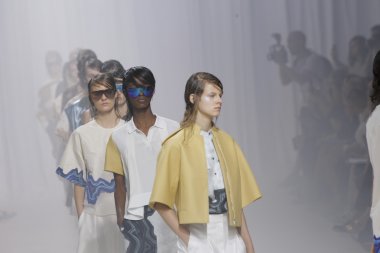 modelleri pist finale phillip lim Show'da yürümek.