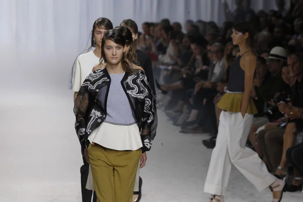 Modelleri pist finale phillip lim Show'da yürümek. — Stok fotoğraf