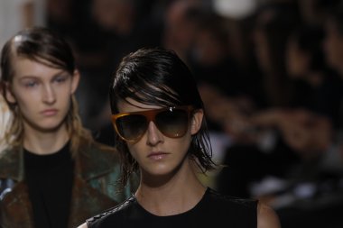 modelleri pist finale phillip lim Show'da yürümek.