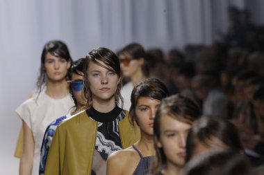 modelleri pist finale phillip lim Show'da yürümek.