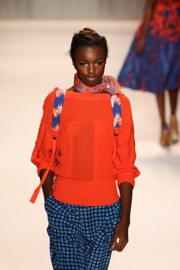 model yürür tracy reese pist