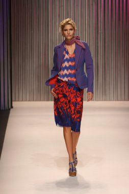 model yürür tracy reese pist