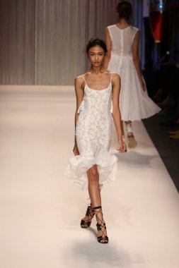 model yürür tracy reese pist