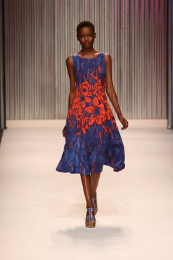 model yürür tracy reese pist