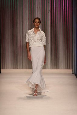 model yürür tracy reese pist