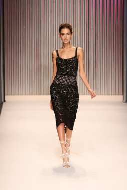 model yürür tracy reese pist