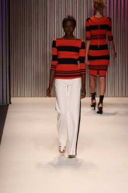 model yürür tracy reese pist