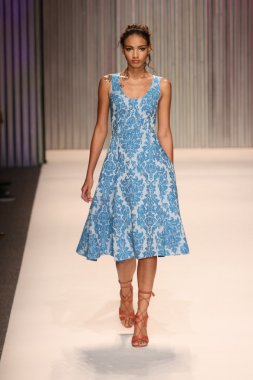 model yürür tracy reese pist