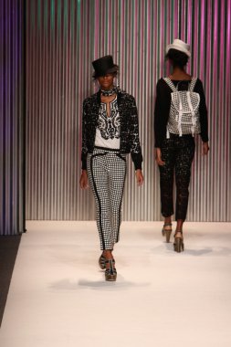 model yürür tracy reese pist