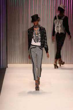 model yürür tracy reese pist