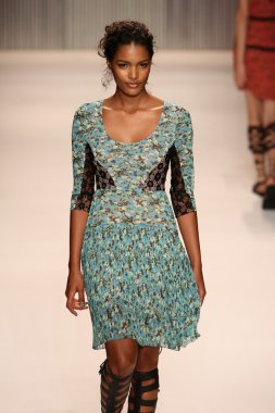 model yürür tracy reese pist