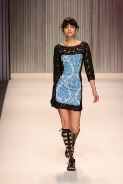 model yürür tracy reese pist